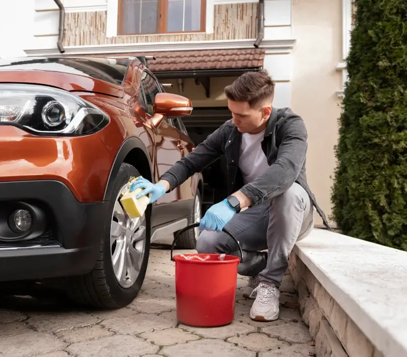 Lavage auto à domicile Ducey-Les Chéris : professionnel intervenant sur un véhicule